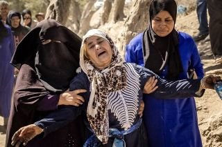 Gente de Marruecos llora por v&iacute;ctimas de terremoto que dej&oacute; m&aacute;s de 2 mil muertos