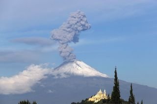 Sigue las recomendaciones de Protecci&oacute;n Civil, por ca&iacute;da de ceniza en Puebla