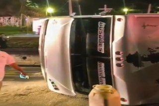 Volcadura de transporte p&uacute;blico en Amalucan deja varios lesionados