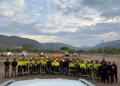 Gobierno del Estado contin&uacute;a combate de incendio en la Mixteca