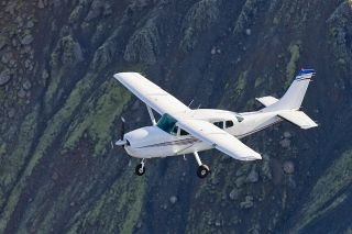 Video: avioneta se desploma en autopista de California; no hay heridos