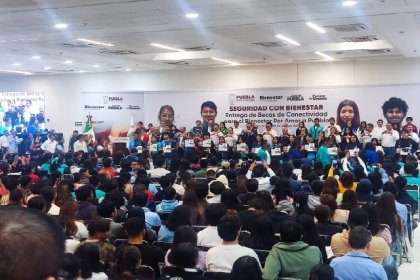 Entregan becas de conectividad a j&oacute;venes poblanos para impulsar el acceso digital