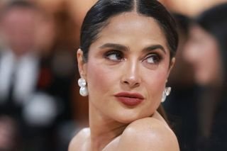 Salma Hayek lo vuelve hacer, deslumbra con bikini amarillo