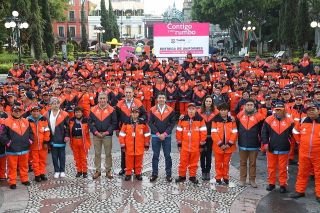 Eduardo Rivera P&eacute;rez entrega uniformes a trabajadores de limpia