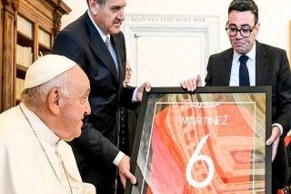 Papa Francisco recibe playera de Lisandro Mart&iacute;nez, campe&oacute;n del mundo con Argentina