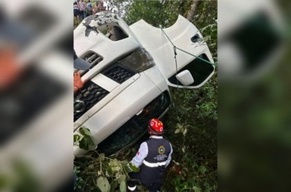 Asaltan combi en carretera Huitzilan-Zacapoaxtla: chofer sufre infarto, vuelca y deja 17 heridos