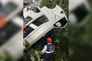 Asaltan combi en carretera Huitzilan-Zacapoaxtla: chofer sufre infarto, vuelca y deja 17 heridos