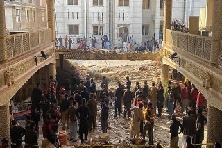 M&aacute;s de 120 heridos y al menos 25 muertos deja explosi&oacute;n en mezquita en Pakist&aacute;n