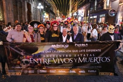 "Entre vivos y muertos": Puebla celebra con arte, tradici&oacute;n y Xoloitzcuintles su sexto gran desfile cultural