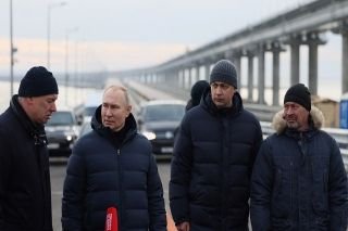 Vladimir Putin visita puente destruido en Crimea por ataque atribu&iacute;do a Ucrania