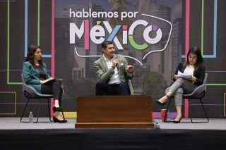 Armenta dialoga con j&oacute;venes de la UPAEP en el conversatorio&nbsp; "Hablemos por M&eacute;xico" y escuchan sus propuestas&nbsp;