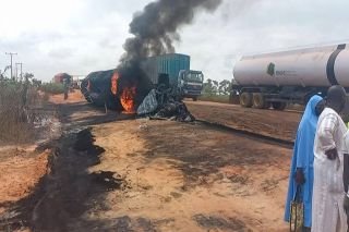 59 fallecidos tras choque de Cami&oacute;n cisterna con autob&uacute;s de pasajeros en nigeria