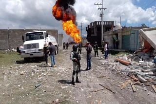 Contin&uacute;a fuego tras explosi&oacute;n en Amozoc por fuga de gas