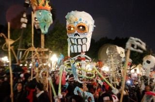 Postergan Desfile de Calaveras en Puebla por luto en Xochimehuac&aacute;n