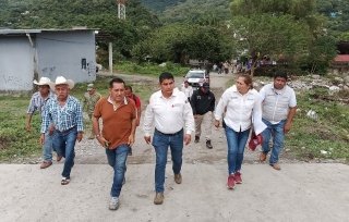 Con sensibilidad y visi&oacute;n humanista, gobierno estatal mantiene atenci&oacute;n a familias de Chicontla