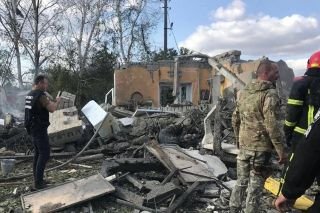 Al menos 49 muertos por bombardeo ruso en tienda de J&aacute;rkov, al este de Ucrania