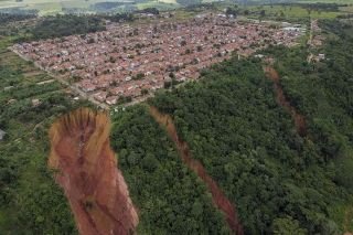 Ciudad brasile&ntilde;a colapsa ante el avance de enormes &ldquo;socavones
