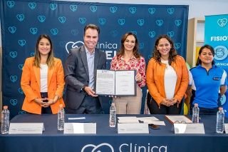 SMDIF Puebla firma convenio con cl&iacute;nica Stela para atender a las familias del norte de la ciudad.