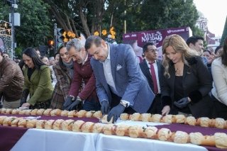 Presiden Alejandro Armenta y Pepe Chedraui la partida de Rosca Monumental en el Z&oacute;calo de Puebla