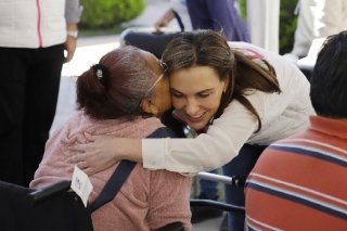 Entrega MariElise Budib aparatos funcionales a 74 personas