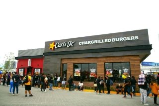 Carl's Jr desata locura en Palmas Plaza por hamburguesas a 35 pesos