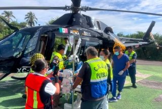 Gobierno Estatal garantiza atenci&oacute;n especializada con traslado a&eacute;reo desde Acatl&aacute;n