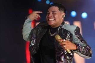 Eduin Caz se lanza al p&uacute;blico, pero nadie lo cacha y termina en el suelo