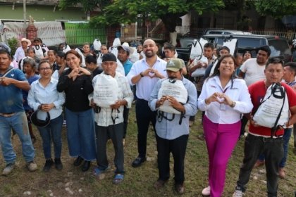 Acompa&ntilde;a y apoya SEDIF a familias de Tlaola ante deslaves