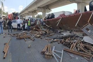Se registra volcadura de tr&aacute;iler que transportaba tubos de metal