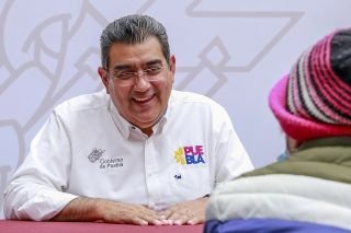 Con cercan&iacute;a y calidez, Sergio Salom&oacute;n atiende a poblanos en "Martes Ciudadano"