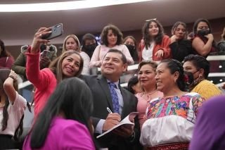 Armenta presenta libro rosa a favor de la salud de las mujeres