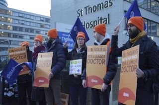M&eacute;dicos inician huelga hist&oacute;rica en Inglaterra