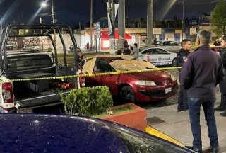 Se estacion&oacute; y muri&oacute; dentro de su auto en Puebla