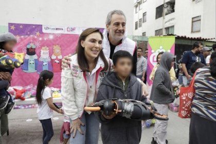 Entregan Pepe Chedraui y MariElise Budib  juguetes a ni&ntilde;as y ni&ntilde;os de la U.H. Villa Frontera