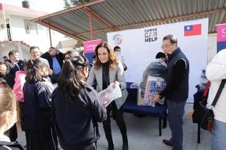 Ni&ntilde;as y ni&ntilde;os de Santa Cruz Xonacatepec en Puebla capital reciben donativo de mochilas y &uacute;tiles escolares