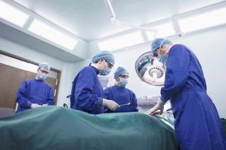 A mujer le amputan brazos y piernas tras comer pescado infectado de mortal bacteria