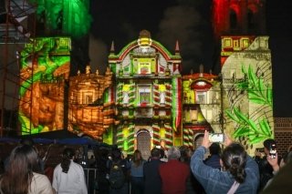 Inaugura Pepe Chedraui proyecciones del videomapping "Septiembre Brilla" en la fachada de Catedral