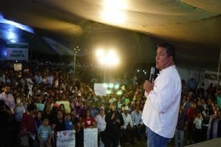 Julio Huerta se re&uacute;ne con pobladores de Ajalpan