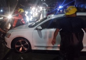 Rescata SSC a Ocupantes de Cuatro Veh&iacute;culos Varados por Inundaci&oacute;n en Bulevar Carmelitas