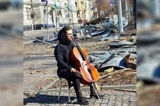Violonchelista ucraniano toca en las calles destruidas de J&aacute;rkov por ayuda humanitaria