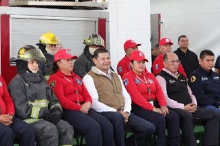 Con vivienda y equipamiento, Gobierno Estatal reconoce entrega heroica de bomberos