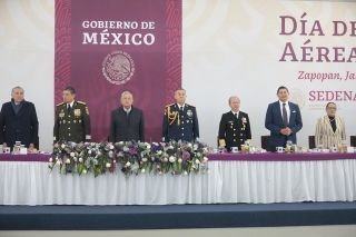 Armenta acompa&ntilde;&oacute; al presidente L&oacute;pez Obrador en el d&iacute;a de la Fuerza A&eacute;rea Mexicana