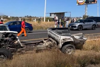 Param&eacute;dicos que viajaban como pasajeros brindan auxilio tras accidente en la v&iacute;a Atlixc&aacute;yotl