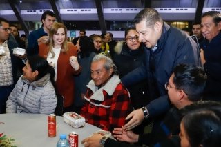 Miles de poblanas y poblanos conviven en armon&iacute;a navide&ntilde;a con el gobernador Alejandro Armenta