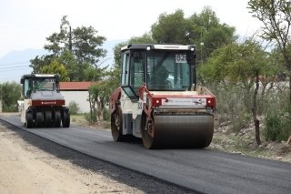 Construye Gobierno estatal 3.3 kil&oacute;metros del camino a las Loberas en Tecali
