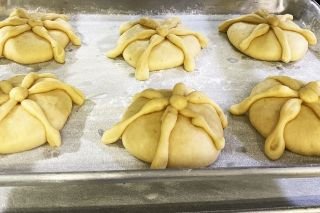 &iquest;C&oacute;mo preparar pan de muerto casero? Sigue esta sencilla receta el D&iacute;a de Muertos