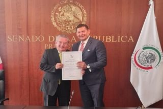 Columnista de C&oacute;digo Pol&iacute;tico, Luis Alberto Gonz&aacute;lez recibe premio en el Senado por su trayectoria period&iacute;stica