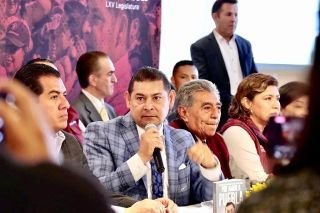 El senador Armenta apoya la pol&iacute;tica educativa de AMLO y avala los libros de texto para el nuevo ciclo escolar