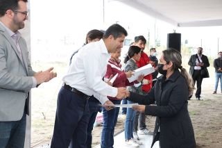 Eduardo Rivera P&eacute;rez entreg&oacute; escrituras para avanzar con la regularizaci&oacute;n de tierras