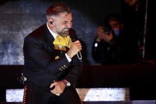 &iexcl;Salud! Alejandro Fern&aacute;ndez es captado pasado de copas durante un concierto en la Feria de Le&oacute;n 2023
